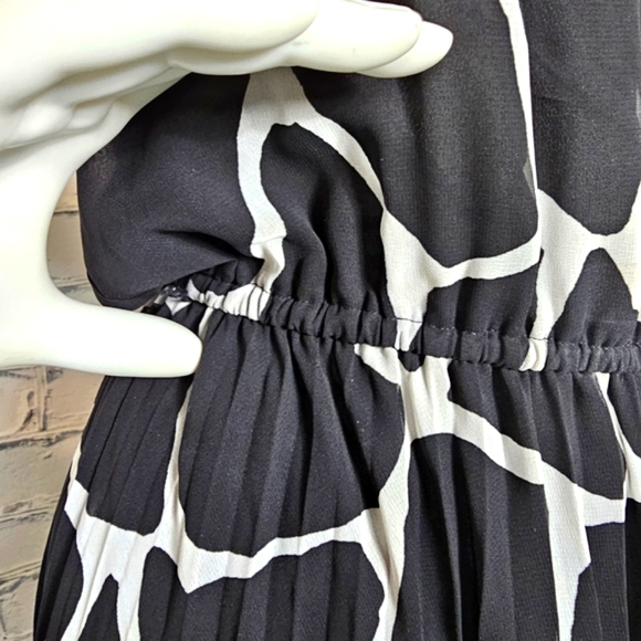 Michael Kors Black/White Sleeveless Pleated Maxi Dress - Picture 5 of 11